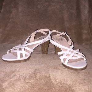 SO Sz 8.5M off white 3” sandals w buckle strap